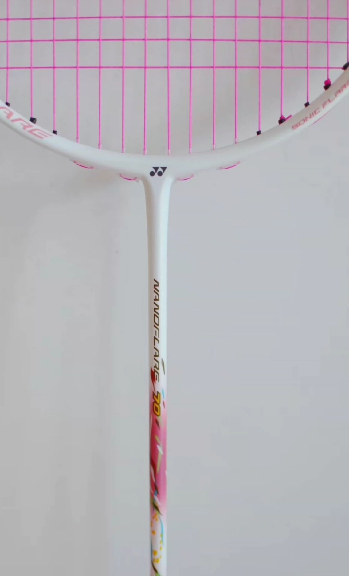 全新！疾光NF70--粉粉嫩嫩的，满满少女心颜值的天花板啊~爱了爱了 打感:头轻杆软，挥重极低，挥速极快，中杆软舒适，毫无震感。球拍比较容易上手，真是专为女生设